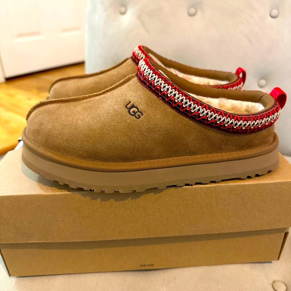 UGG Kids’ Tazz Slipper — Size 5 (Big Kids’)